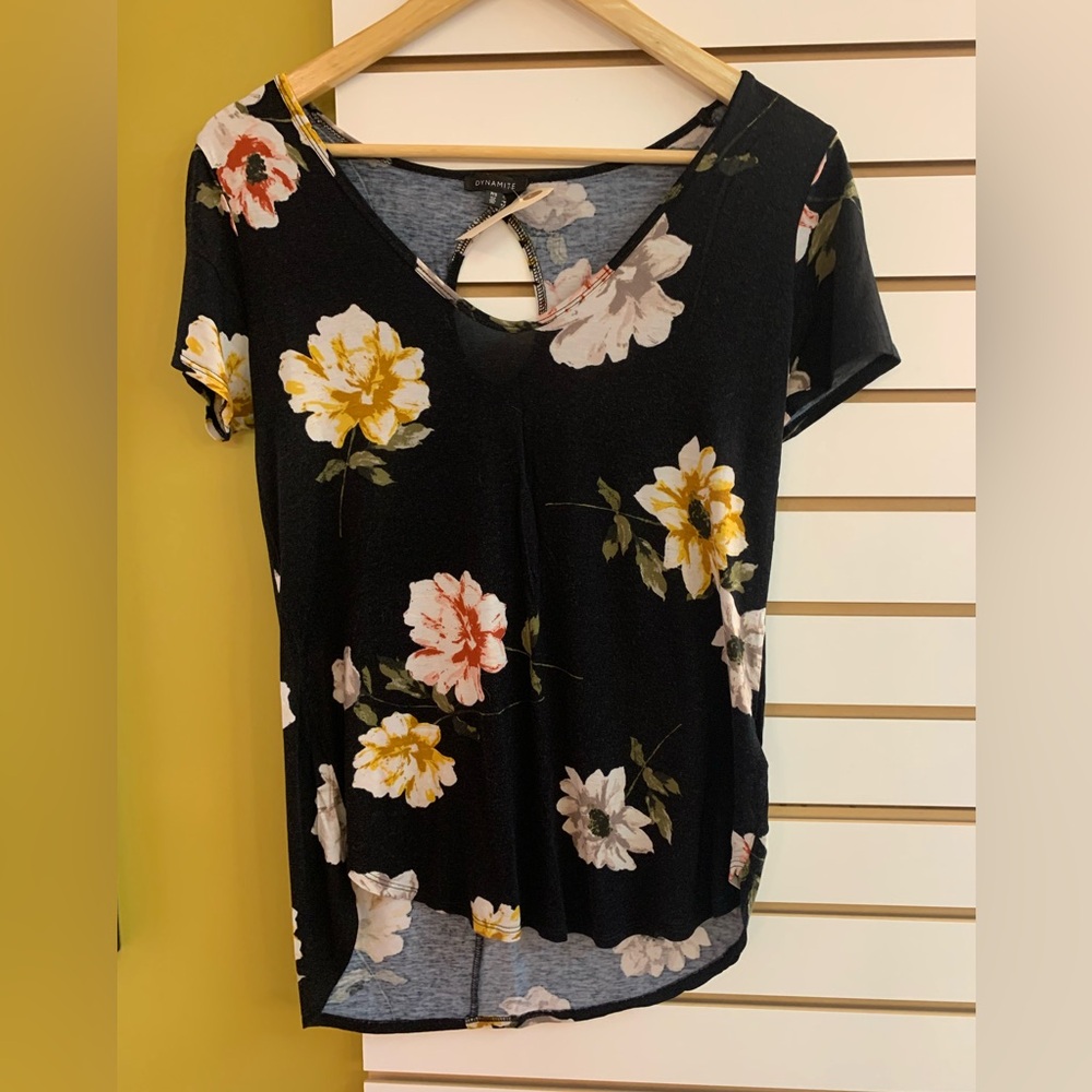 Short sleeve floral tee 🖤🩷💛🤍